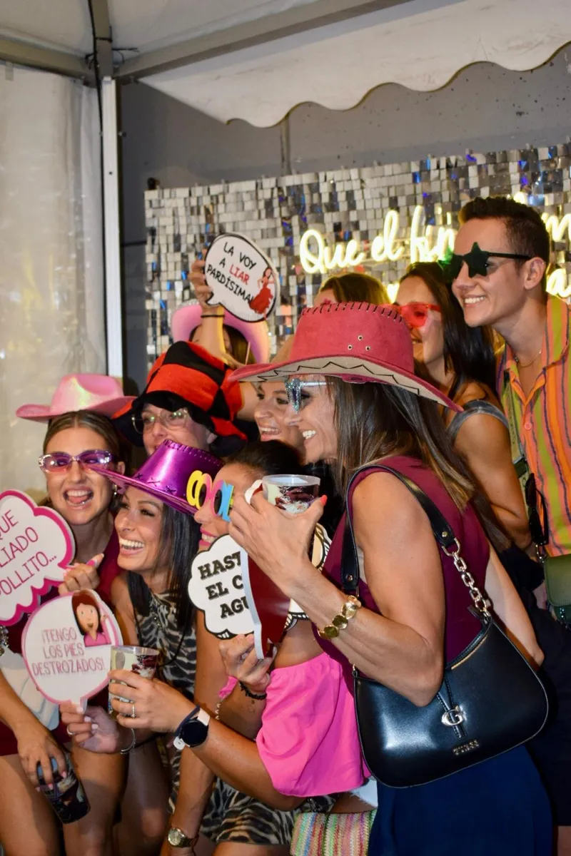 Grupo con sombreros vaqueros, gafas y carteles en el photocall de La Gran Verbena