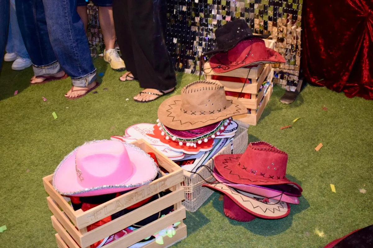 Caja de atrezzo con sombreros vaqueros sobre el césped