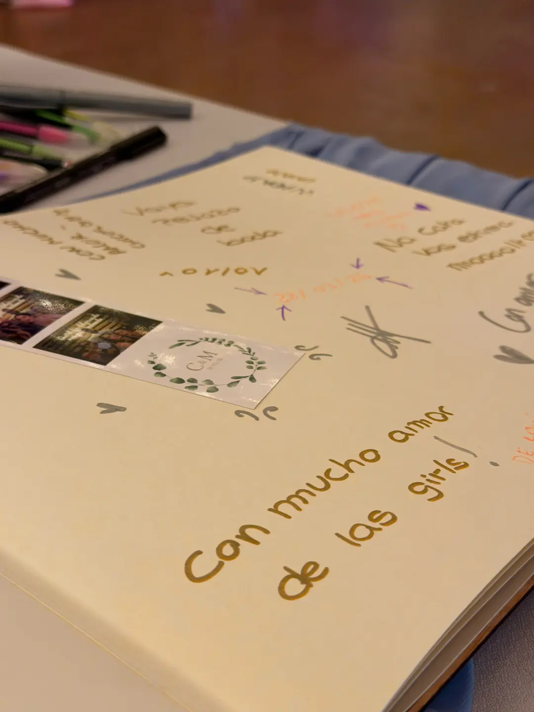 Álbum de firmas de boda con fotos de los invitados y sus dedicatorias