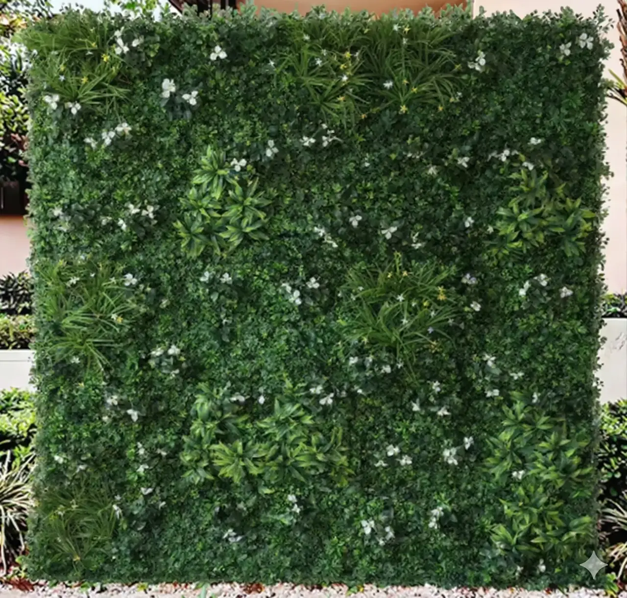Photocall de boda en Mallorca con pared botánica de vegetación y flores