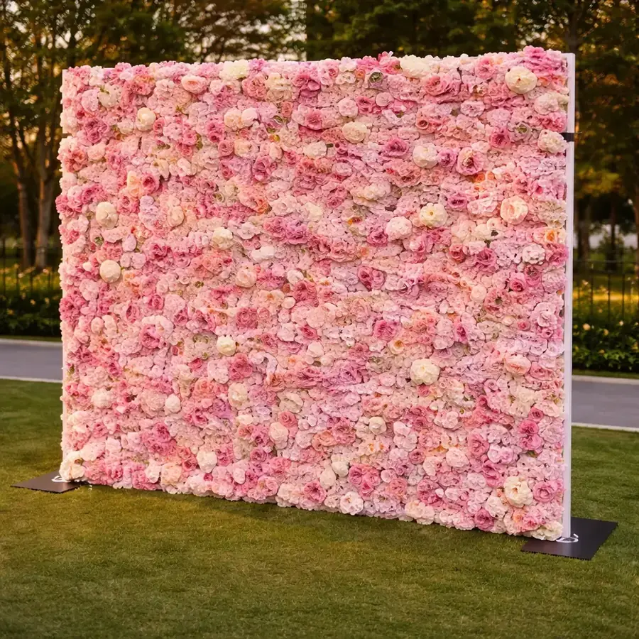 Photocall de boda en Mallorca con decoración floral