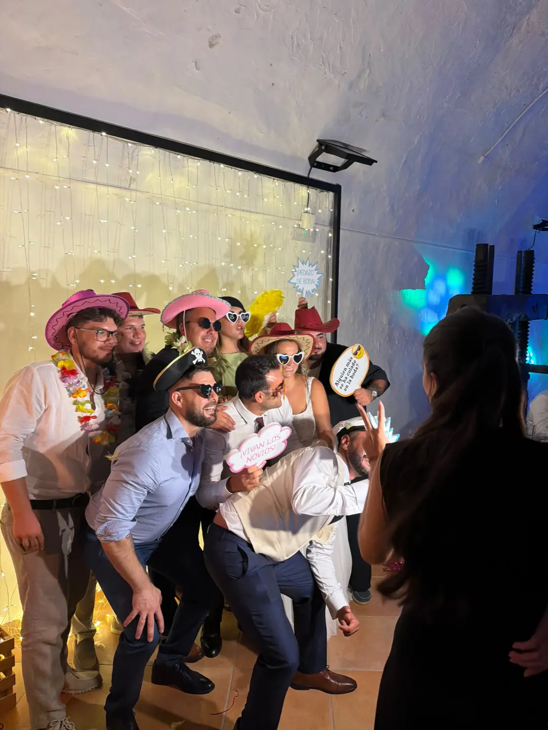 Invitados divirtiéndose con atrezzo en el fotomatón de una boda en Mallorca