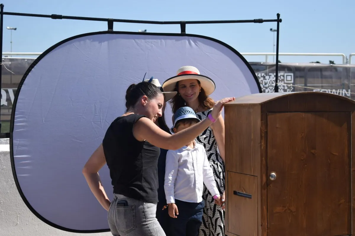 Invitadas y un niño en el fotomatón de Chapeau Sa Roqueta