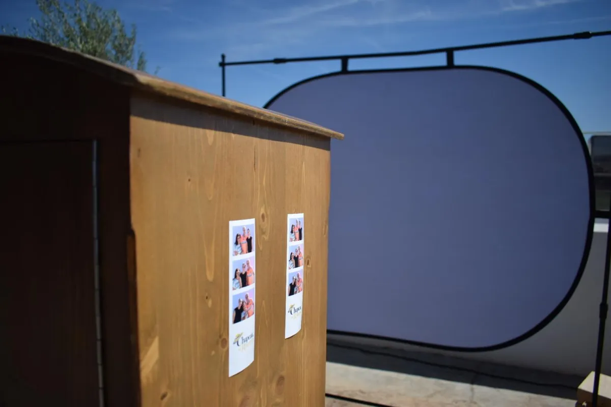 Tiras de fotos impresas al instante pegadas en el fotomatón